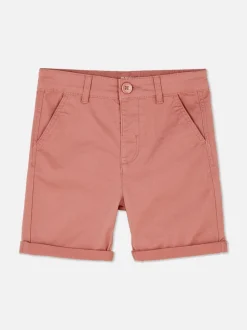 Spodenki chinosy z podwiniętymi nogawkami