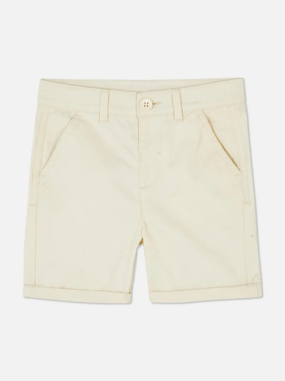 Spodenki chinosy z podwiniętymi nogawkami