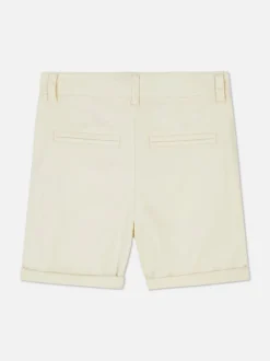 Spodenki chinosy z podwiniętymi nogawkami