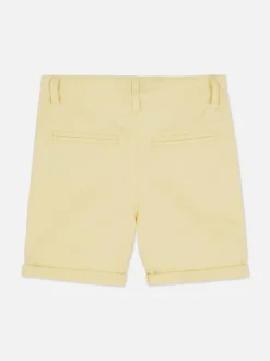 Spodenki chinosy z podwiniętymi nogawkami