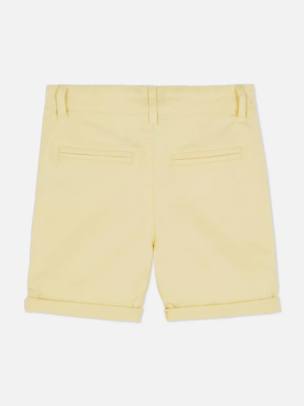 Spodenki chinosy z podwiniętymi nogawkami