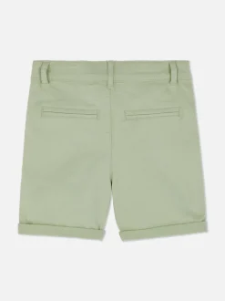 Spodenki chinosy z podwiniętymi nogawkami