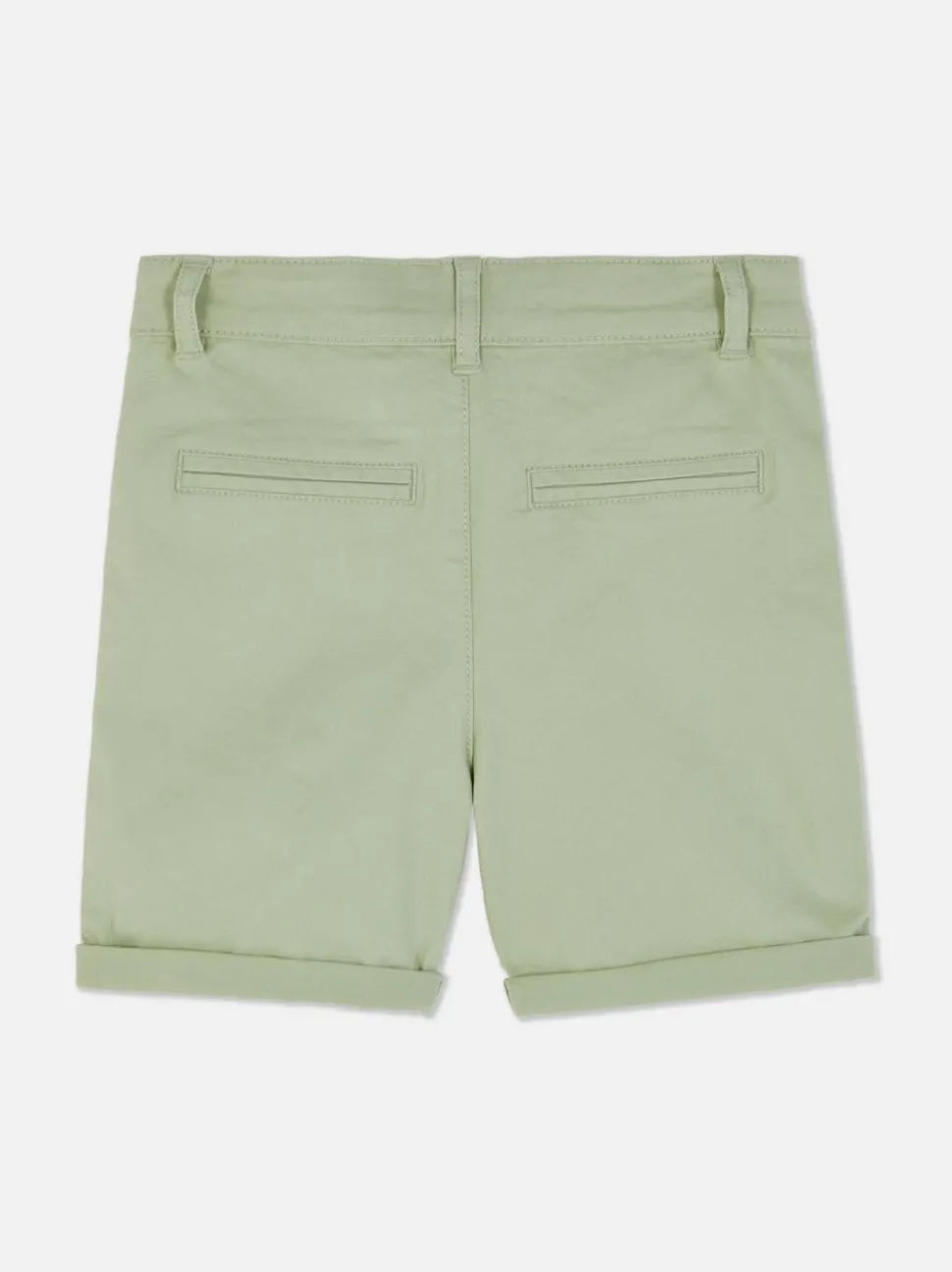 Spodenki chinosy z podwiniętymi nogawkami