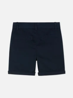 Spodenki chinosy z podwiniętymi nogawkami