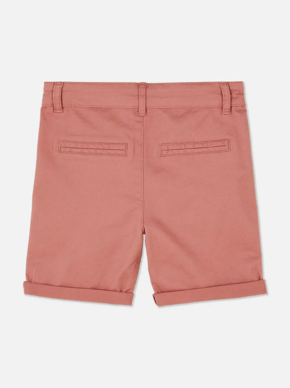 Spodenki chinosy z podwiniętymi nogawkami