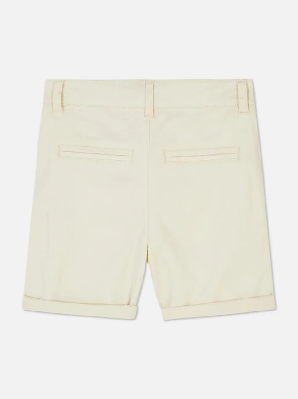 Spodenki chinosy z podwiniętymi nogawkami