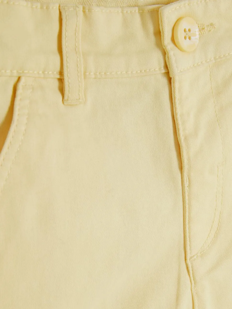 Spodenki chinosy z podwiniętymi nogawkami