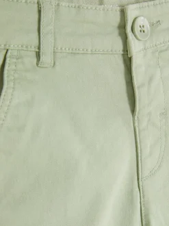 Spodenki chinosy z podwiniętymi nogawkami