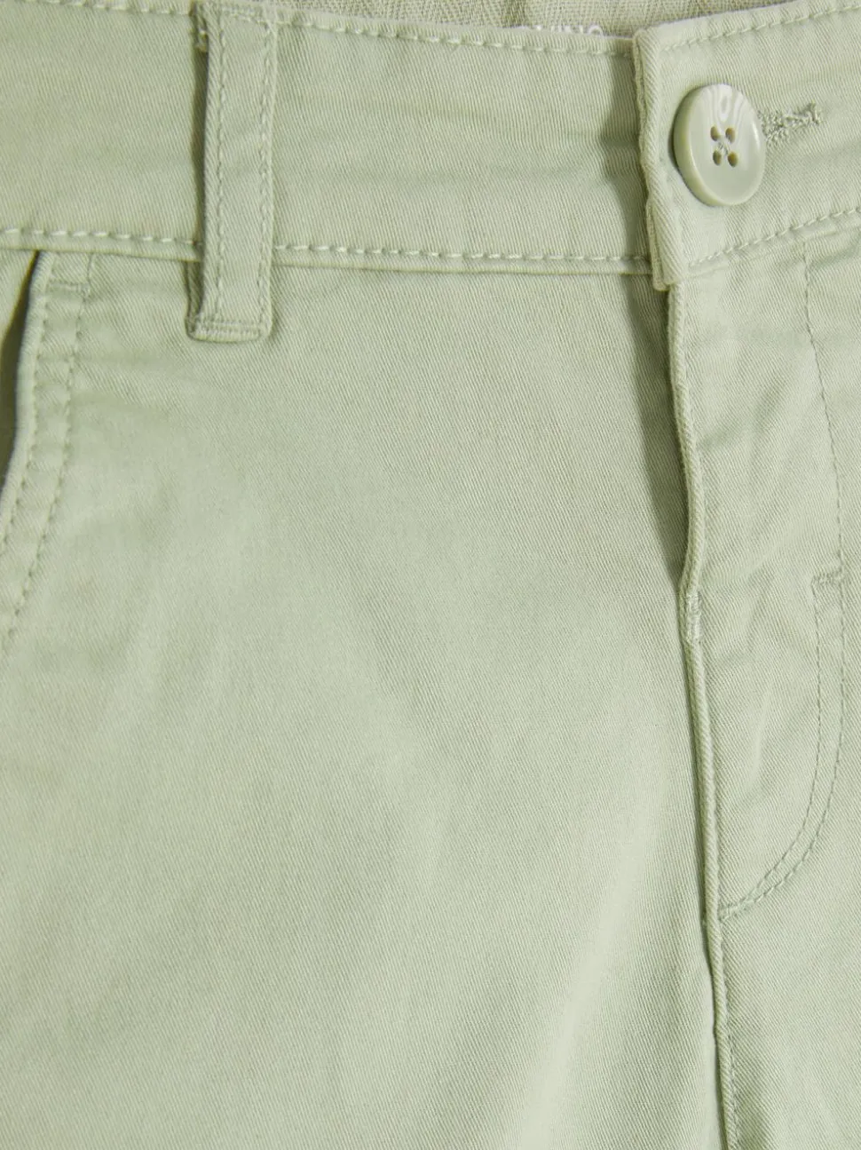 Spodenki chinosy z podwiniętymi nogawkami