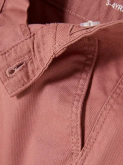 Spodenki chinosy z podwiniętymi nogawkami