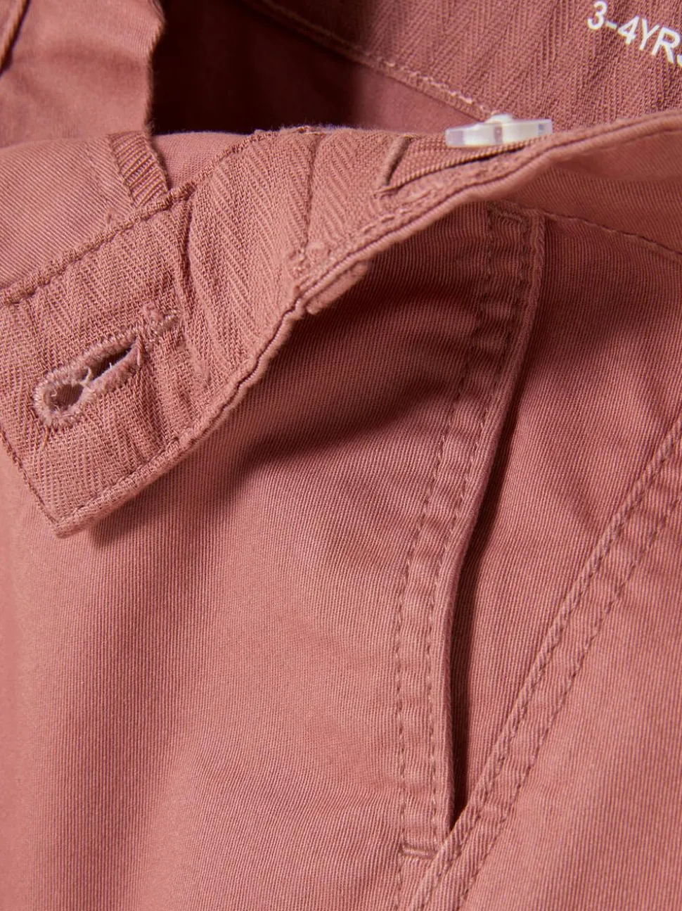 Spodenki chinosy z podwiniętymi nogawkami