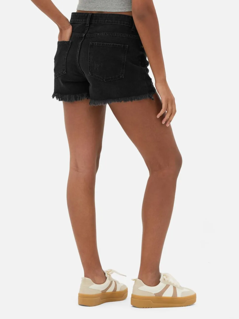 Spodenki jeansowe z przetarciami