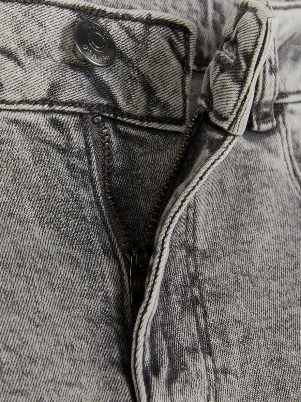 Spodenki jeansowe z wąskimi nogawkami