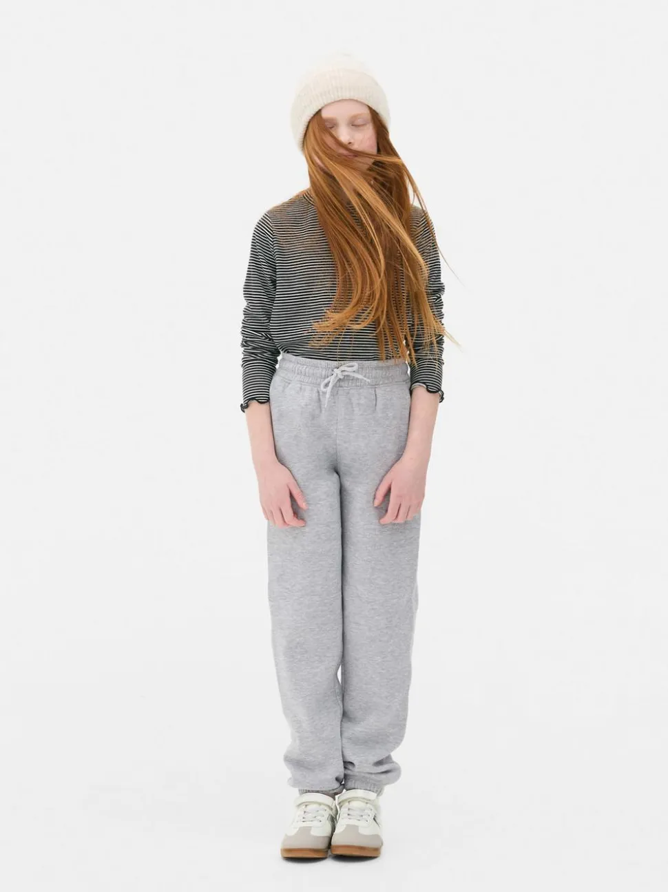 Spodnie dresowe ze sznurkiem w pasie i ściąganymi nogawkami