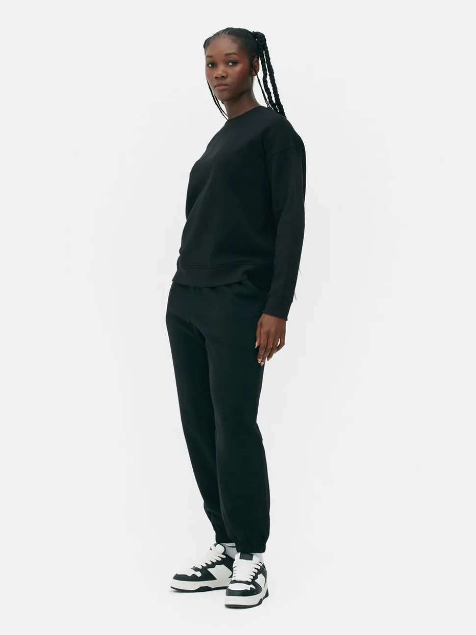 Spodnie dresowe ze sznurkiem i ściąganymi nogawkami