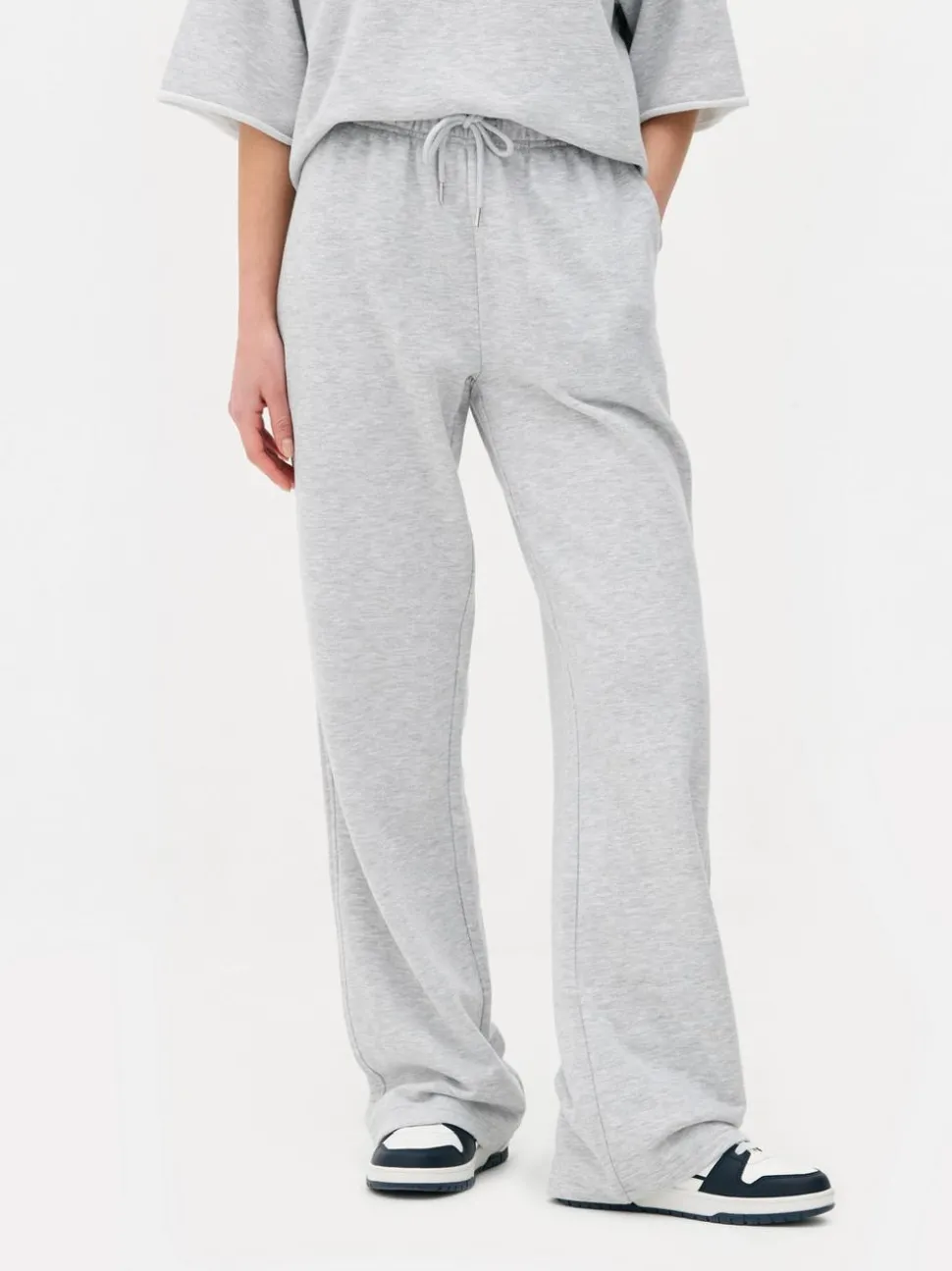 Spodnie dresowe ze sznurkiem i prostymi nogawkami