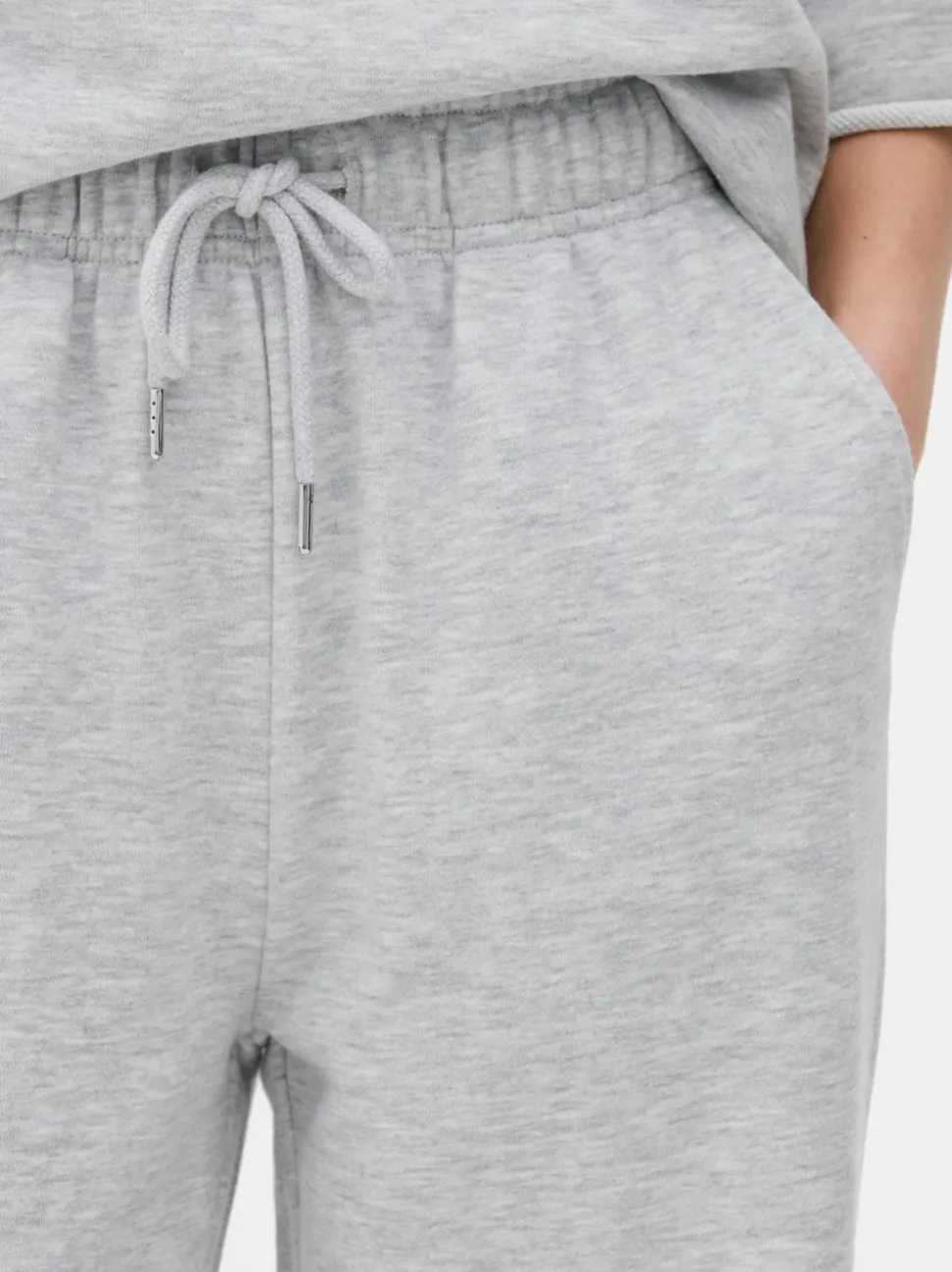 Spodnie dresowe ze sznurkiem i prostymi nogawkami