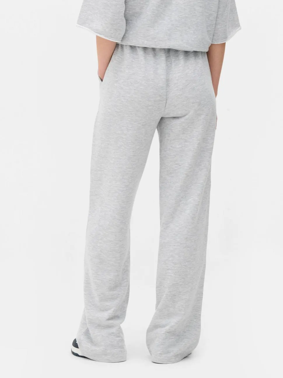 Spodnie dresowe ze sznurkiem i prostymi nogawkami