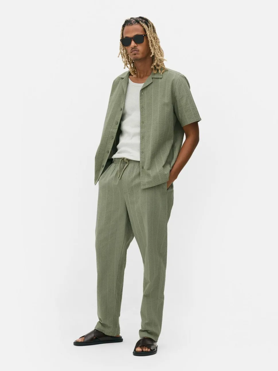 Spodnie w paski z tkaniny seersucker