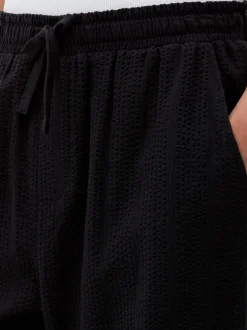 Spodnie w paski z tkaniny seersucker