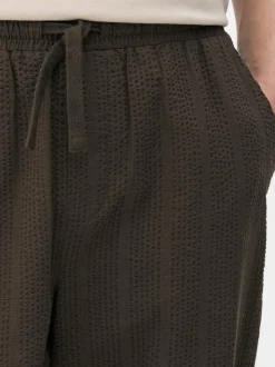 Spodnie w paski z tkaniny seersucker