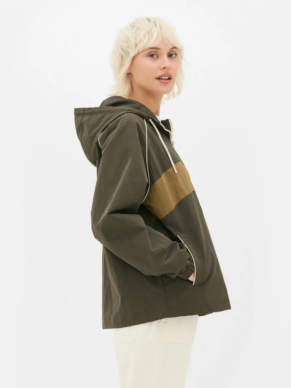 Sportowa kurtka przeciwdeszczowa w bloki kolorów