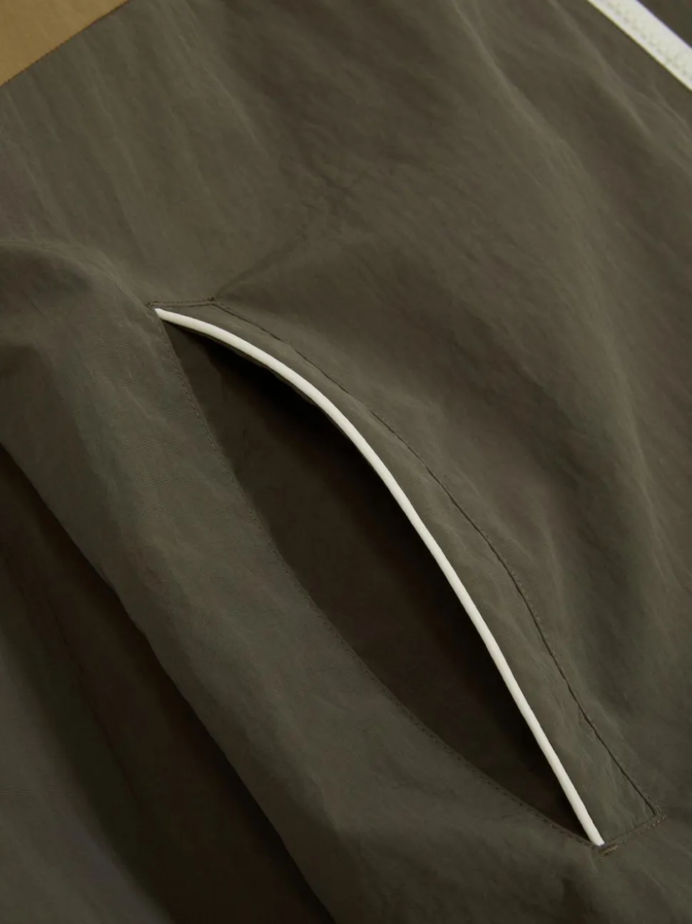 Sportowa kurtka przeciwdeszczowa w bloki kolorów