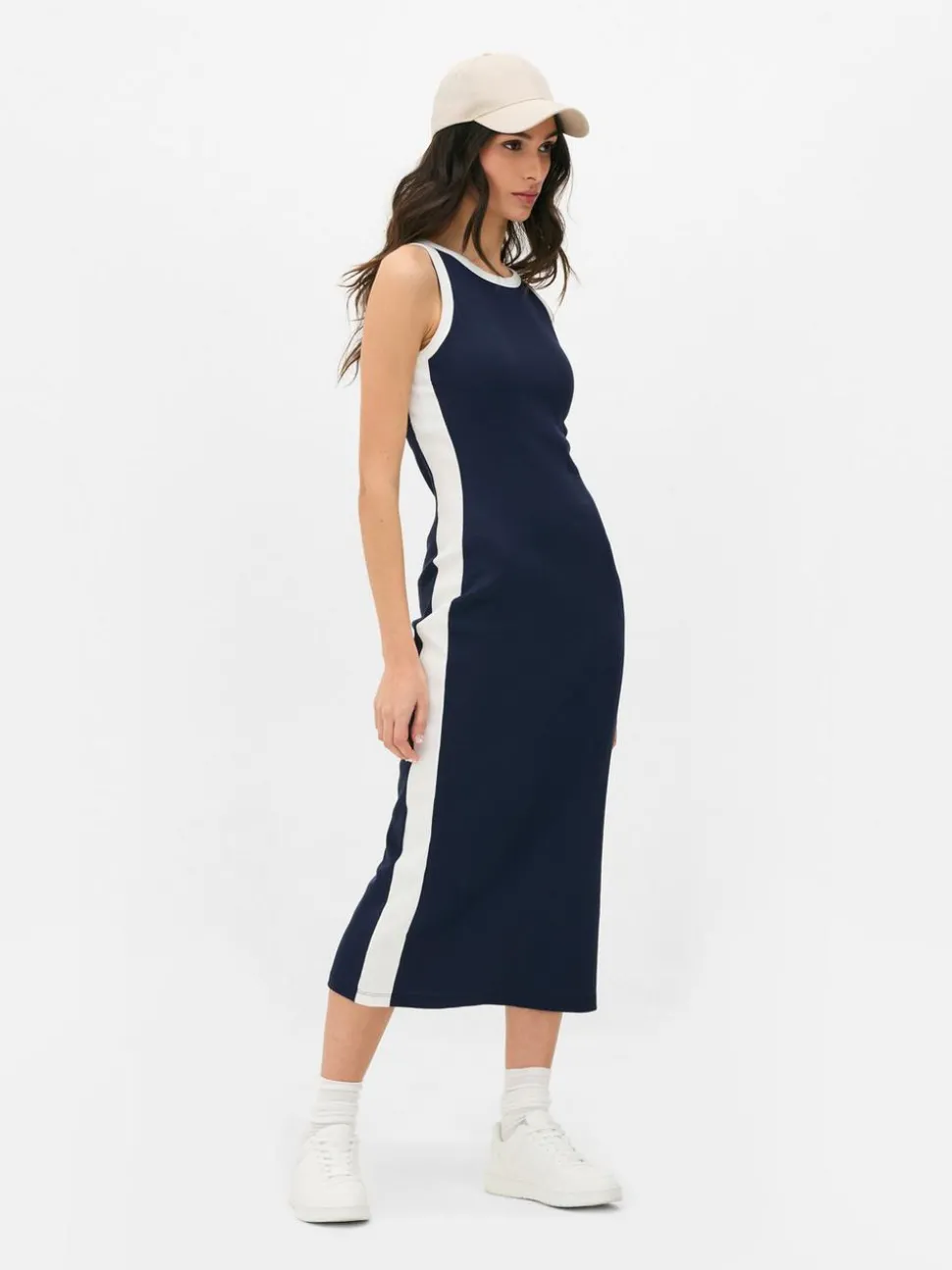 Sukienka midi o fasonie bokserki