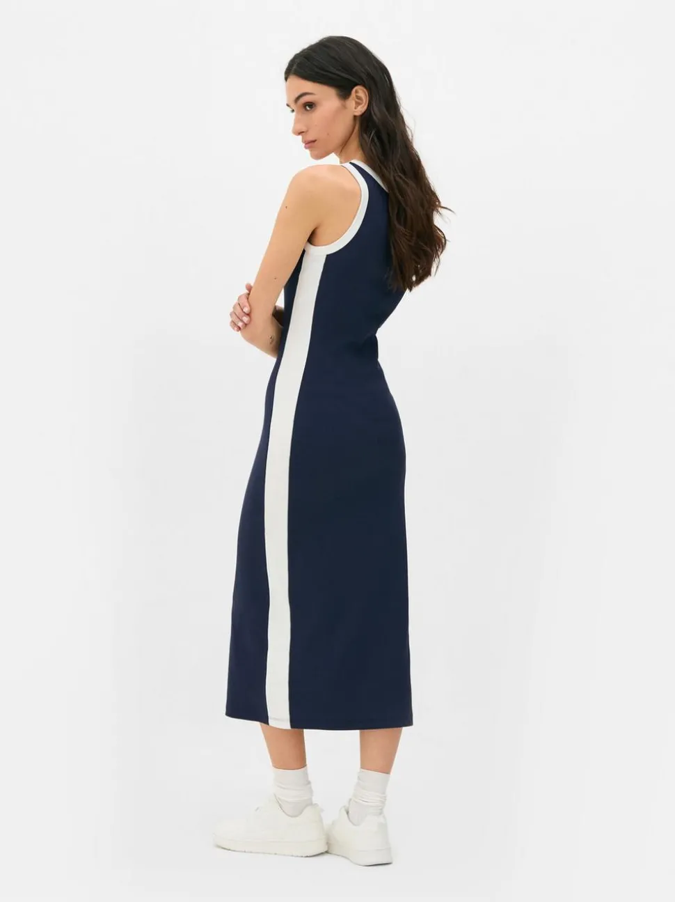 Sukienka midi o fasonie bokserki