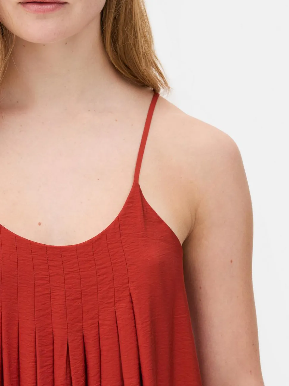 Sukienka midi z głębokim dekoltem The Edit