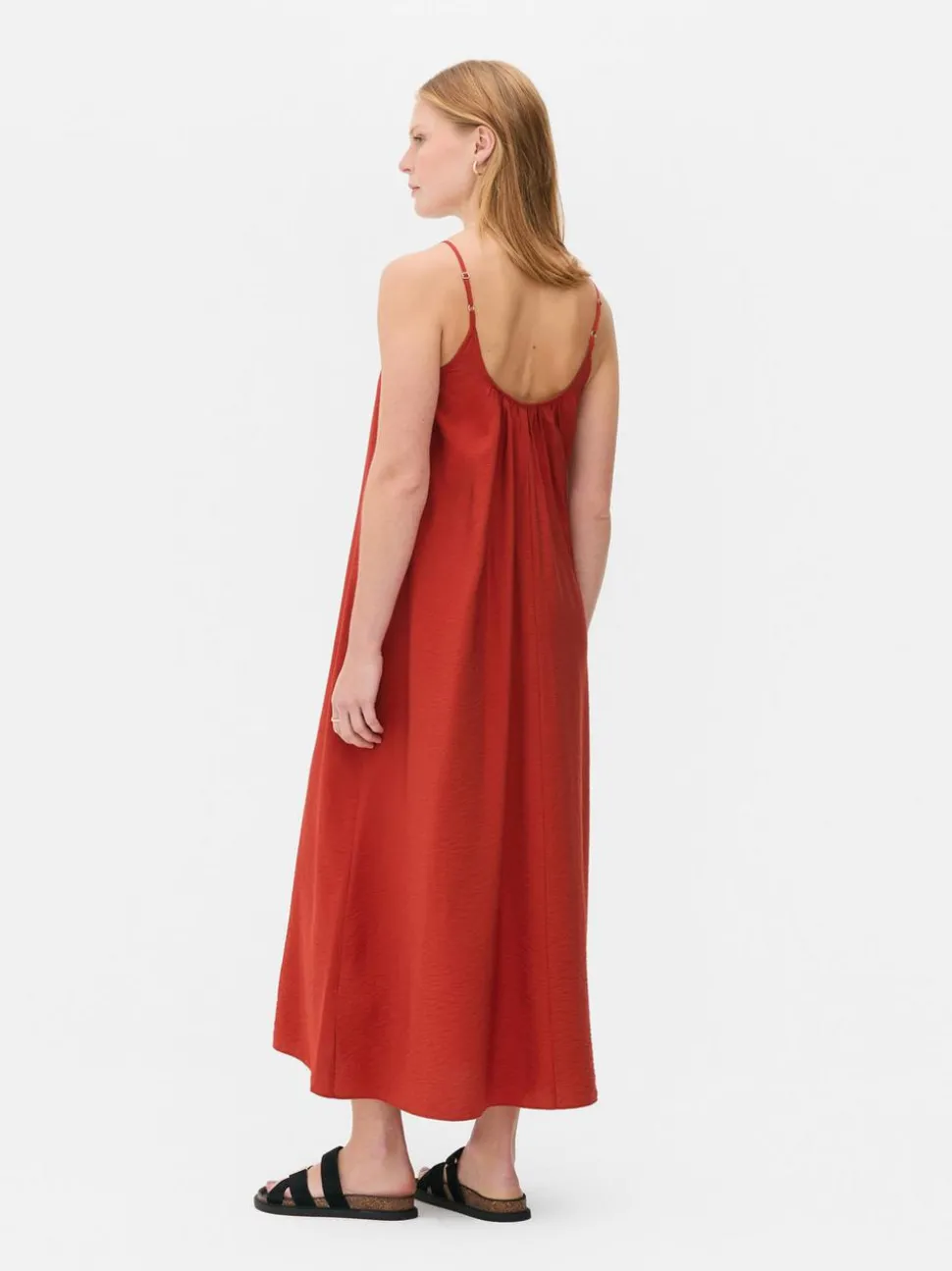 Sukienka midi z głębokim dekoltem The Edit