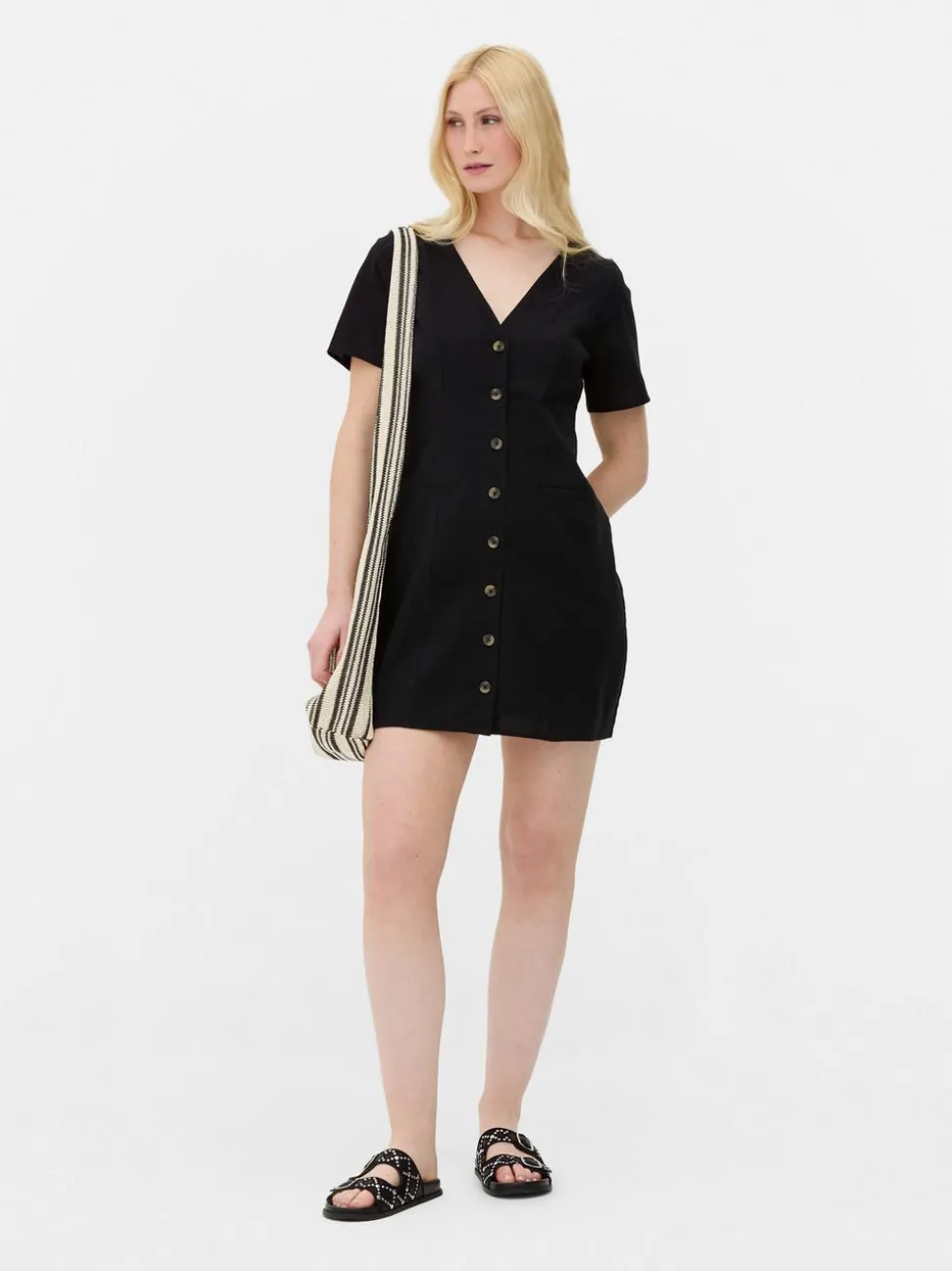 Sukienka mini z zapięciem na guziki
