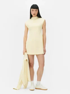 Sukienka o długości mini z rękawkami