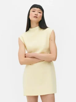 Sukienka o długości mini z rękawkami