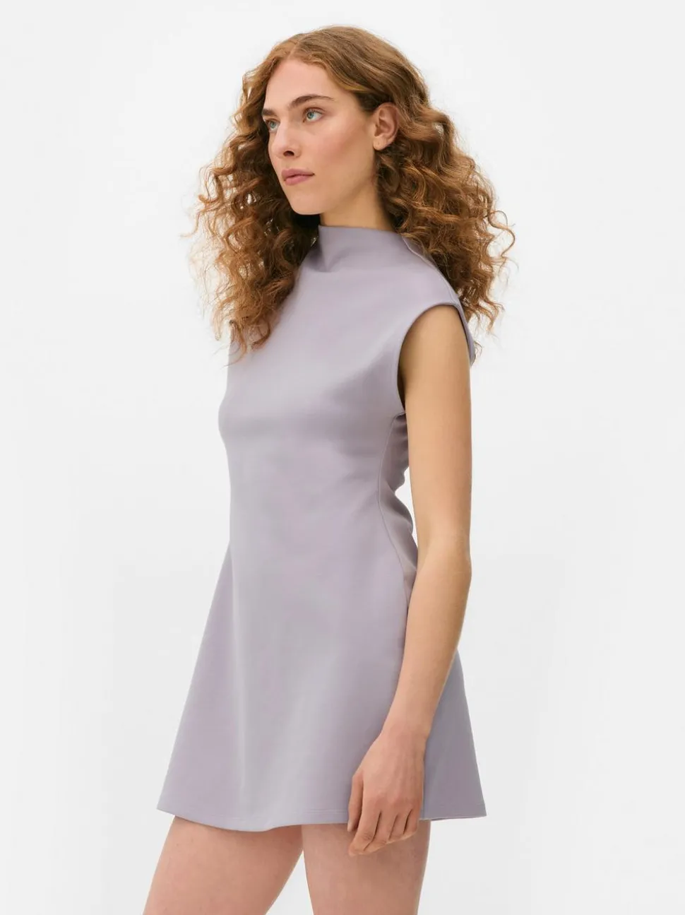 Sukienka o długości mini z rękawkami