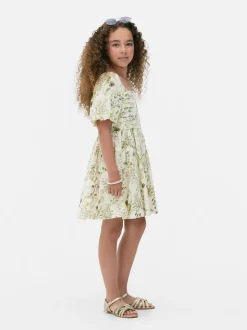 Sukienka w kwiaty z bufiastymi rękawami