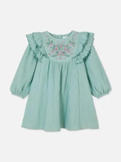 Sukienka z falbaną w kwiaty z muszelkowym brzegiem