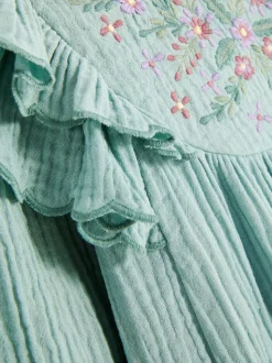 Sukienka z falbaną w kwiaty z muszelkowym brzegiem