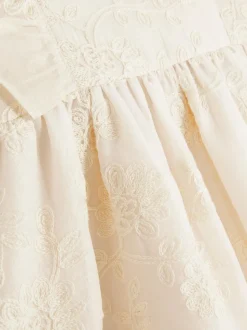 Sukienka z haftem i falbankami