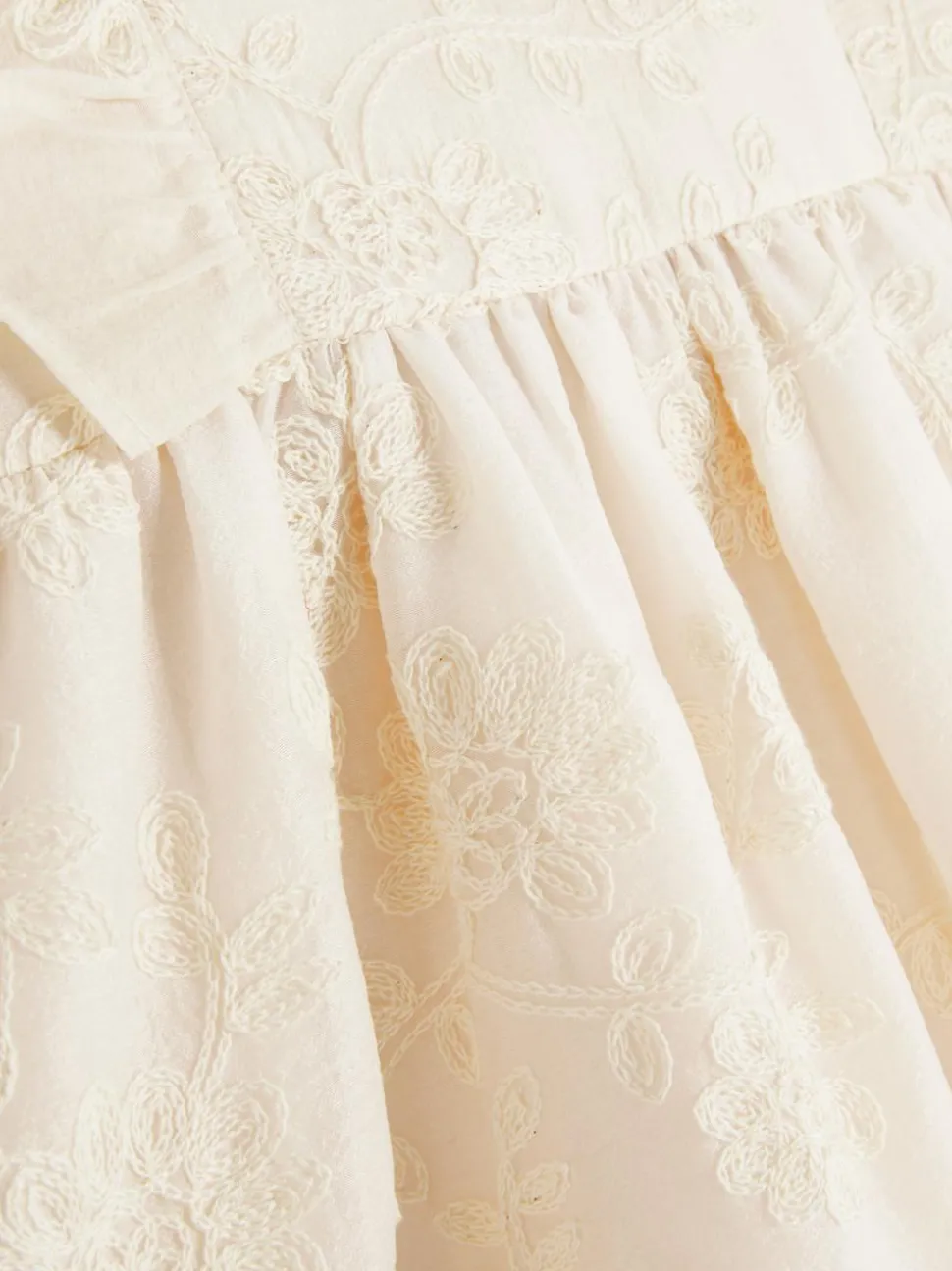 Sukienka z haftem i falbankami