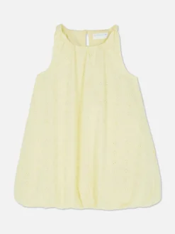 Sukienka z marszczonym obszyciem i haftem angielskim