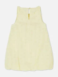 Sukienka z marszczonym obszyciem i haftem angielskim