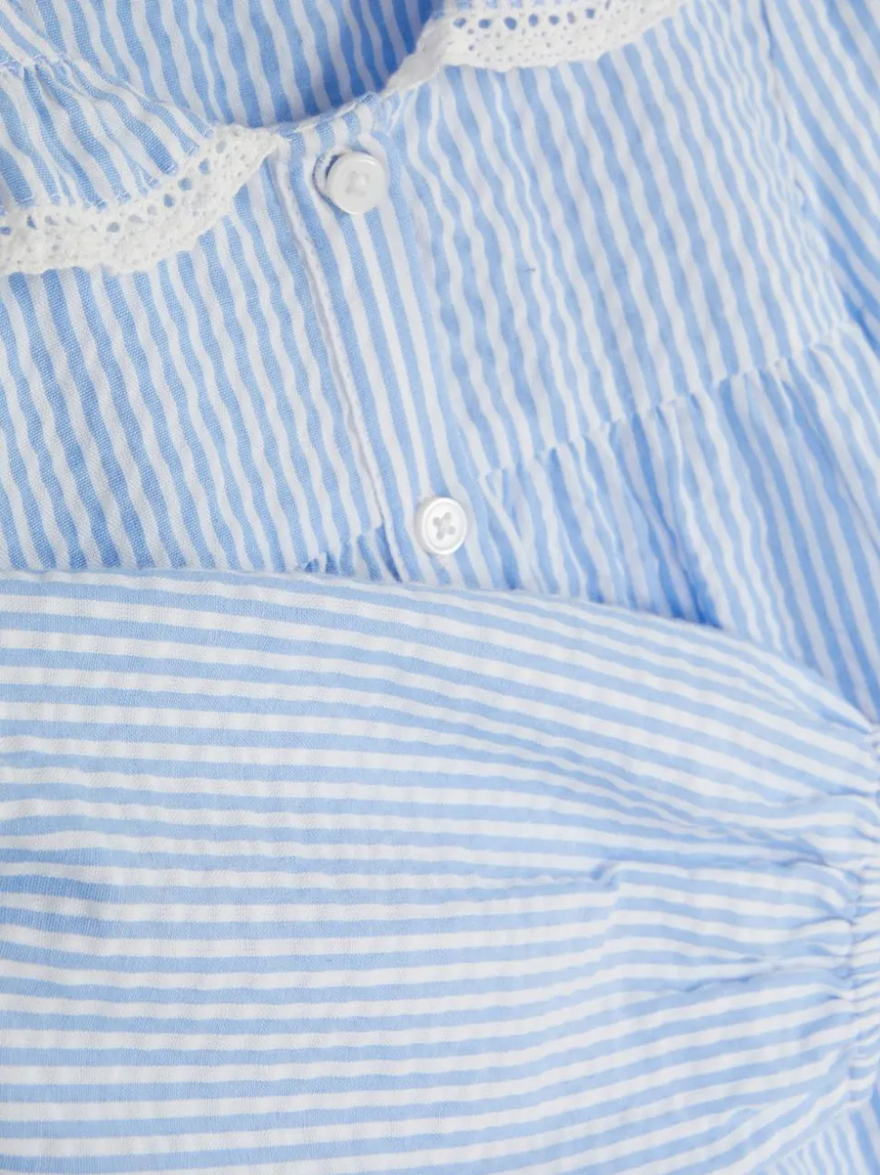 Sukienka z tkaniny seersucker z kołnierzem