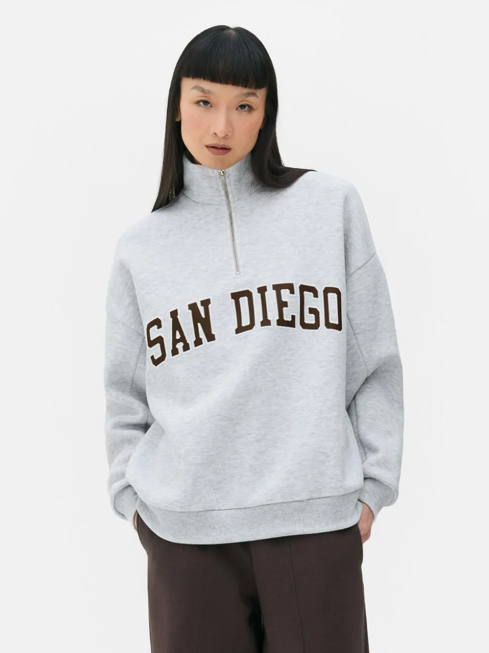 Szary sweter z suwakiem do połowy