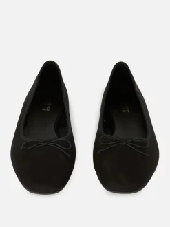 Szerokie baleriny ze sztucznego zamszu z kokardkami