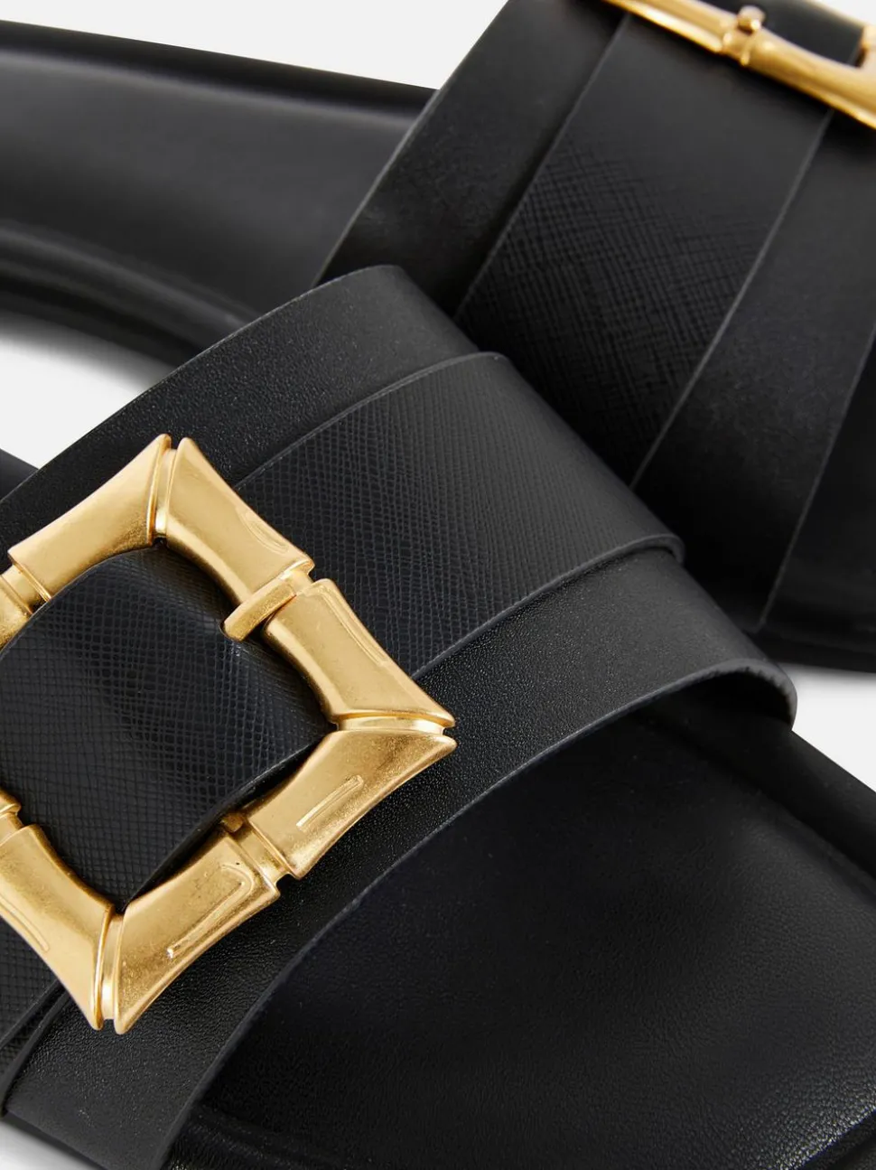 Szerokie sandały z klamrą bez pięty Paula Echevarría