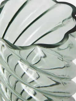 Szklany wazon z kręconym wzorem