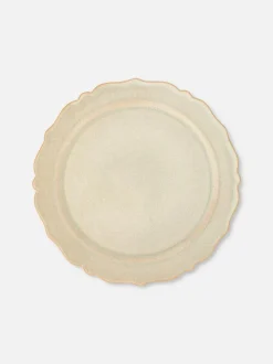 Szkliwiony talerz z muszelkowym wykończeniem