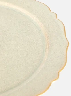 Szkliwiony talerz z muszelkowym wykończeniem