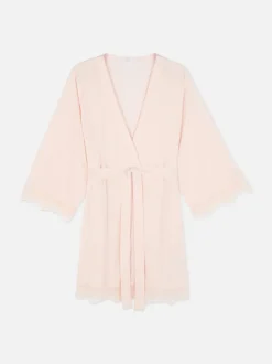 Szlafrok z koronkowym wykończeniem